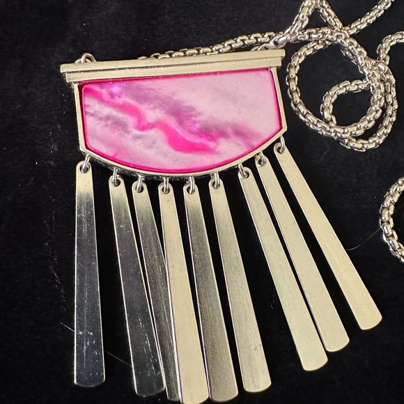 NWT Kendra Scott Ellen Long Pendant Necklace Gold Pink Magenta Pearl - Picture 3 of 5